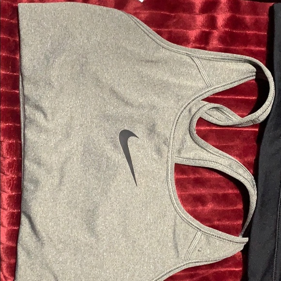 Selling 6 sports bras in perfect condition. - Picture 5 of 8